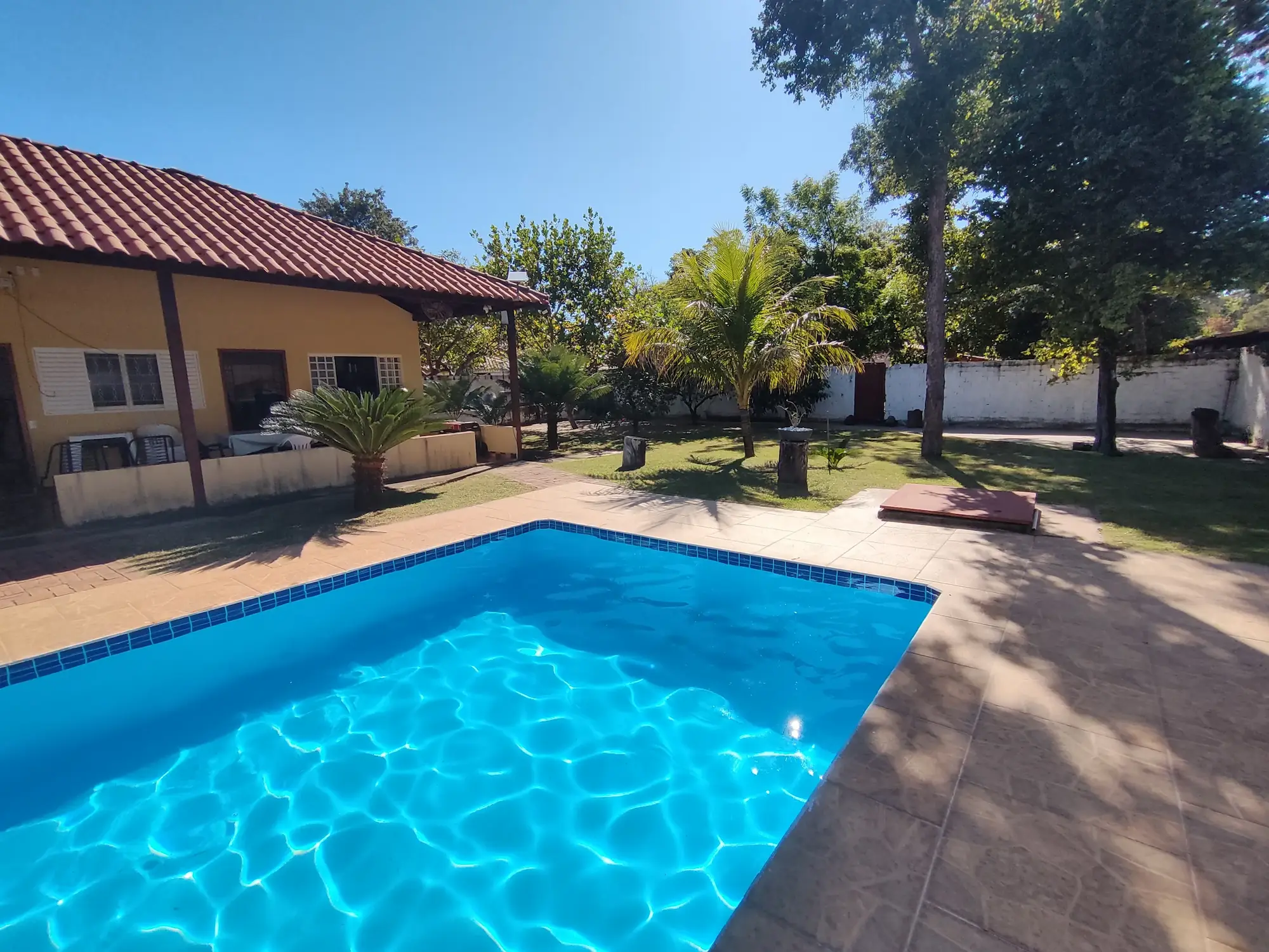 Piscina com deck e casa
